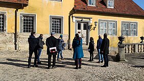 Planerberatung vor dem Marstall von Schloss Heidecksburg in Rudolstadt, Foto: STSG, Carolin Schart