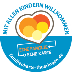 Logo der Thüringer Mehrkindfamilienkarte – Ermäßigter Eintritt beim Thüringer Landesmuseum Heidecksburg.