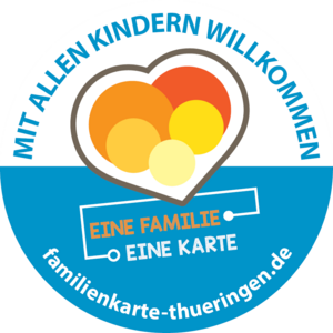 Logo der Thüringer Mehrkindfamilienkarte – Ermäßigter Eintritt beim Thüringer Landesmuseum Heidecksburg.